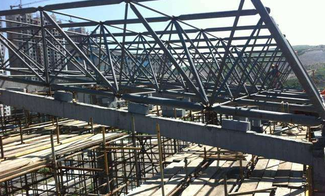 同江简述网架公司的黑色压型钢板的吊装步履